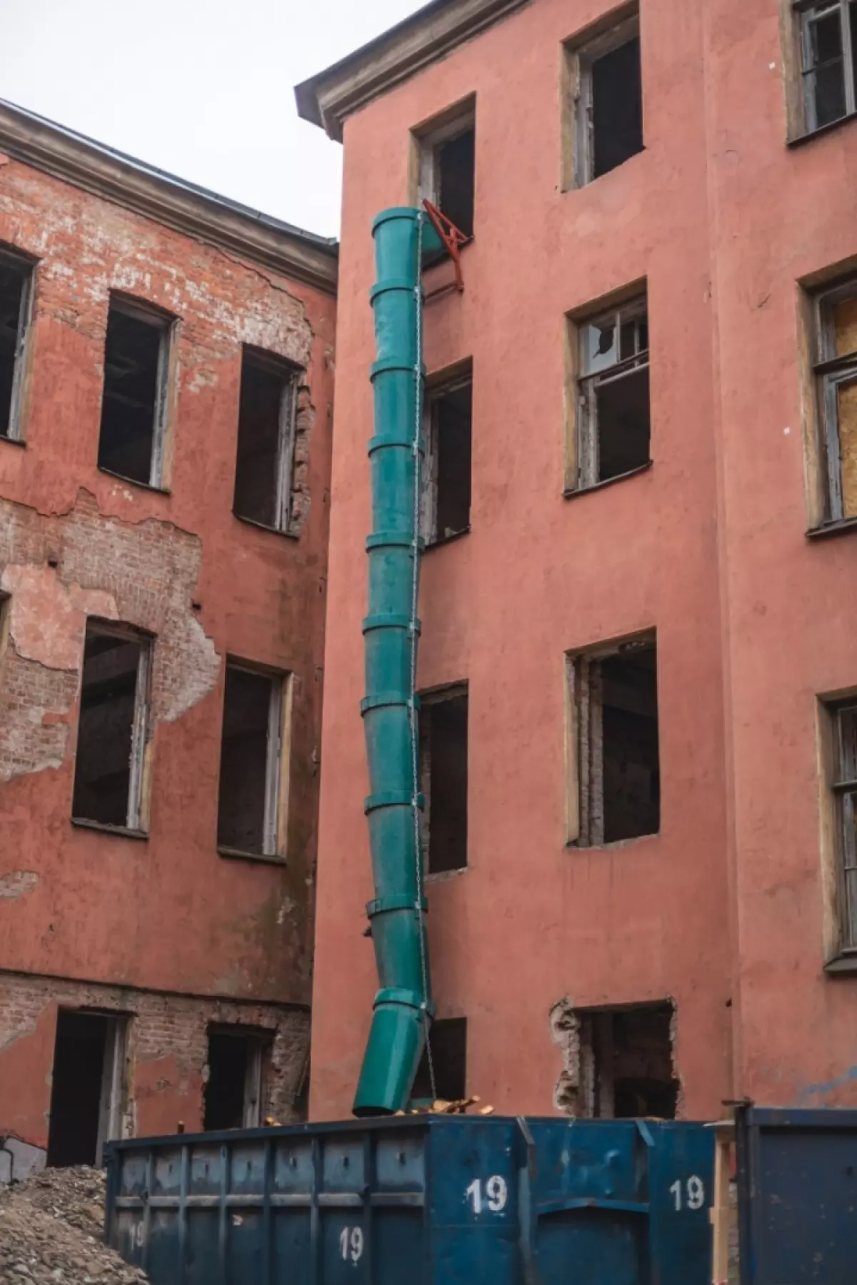 для загрузки сбрасываемого строительного мусора.