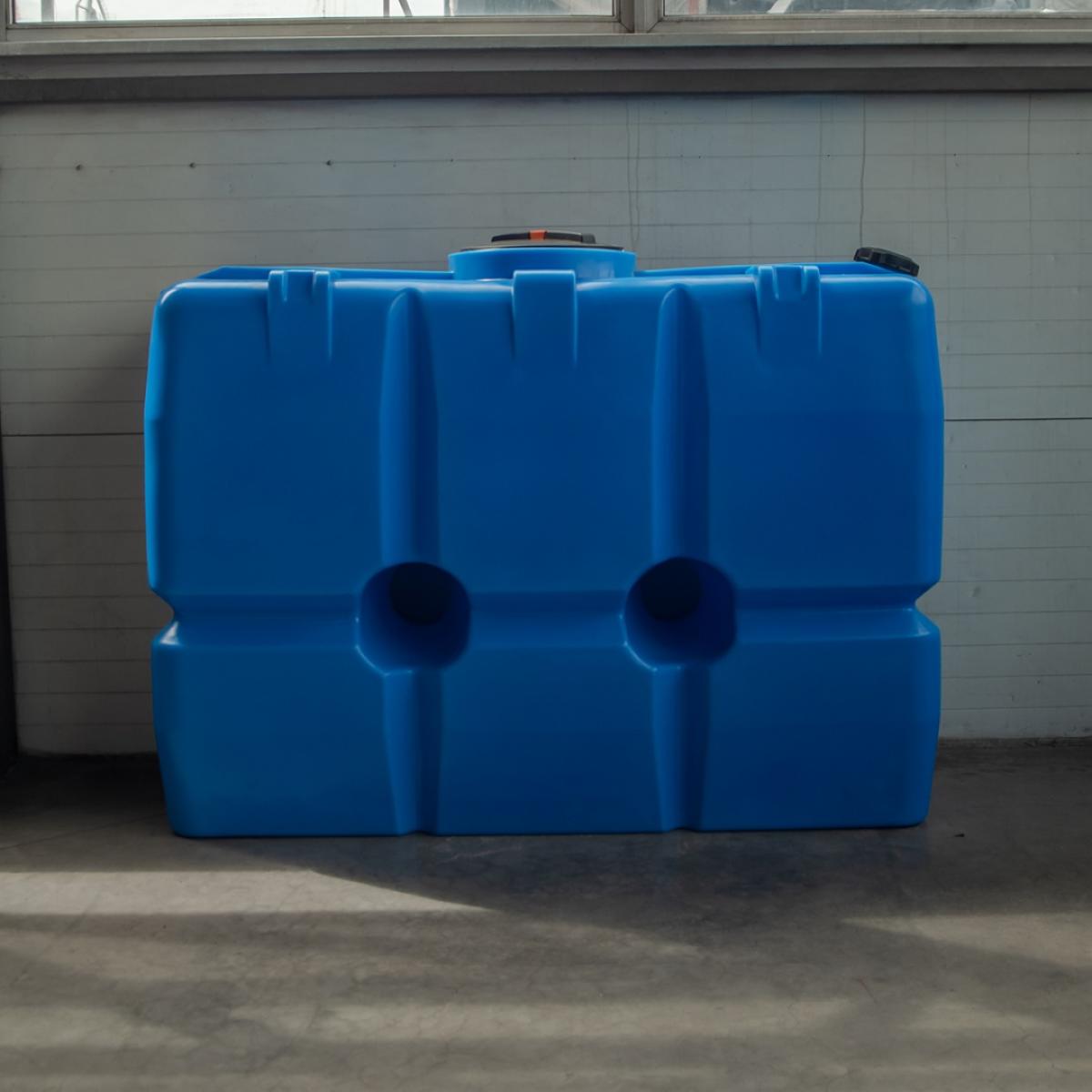 Емкость SK 2000л (зеленый) для питьевой воды и продуктов с плотностью до 1,0 г/см³ (имеет эргономичную прямоугольную форму и компактные размеры)