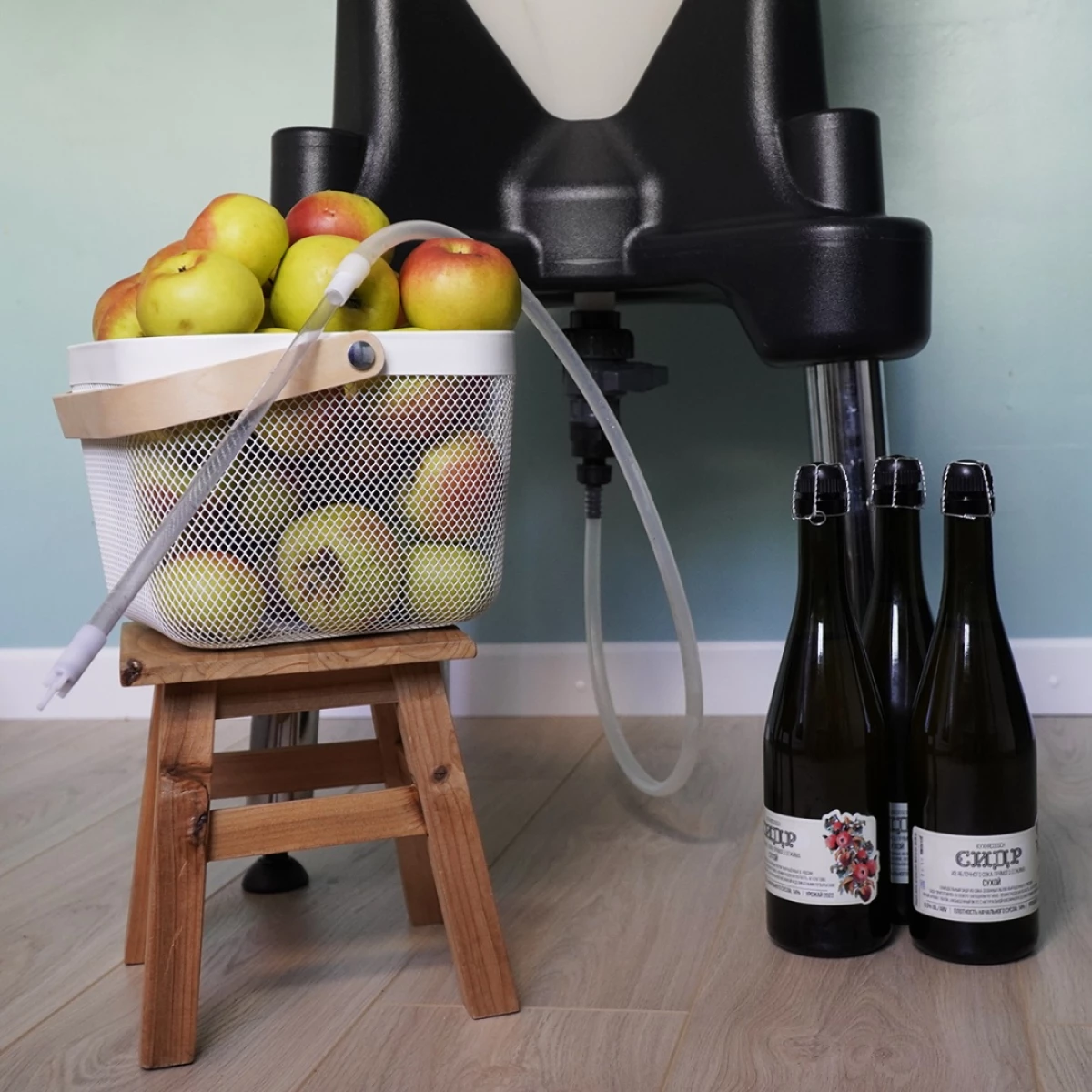 Конусная ёмкость ЦКТ 35 л белая (комплектация премиум) с подставкой 