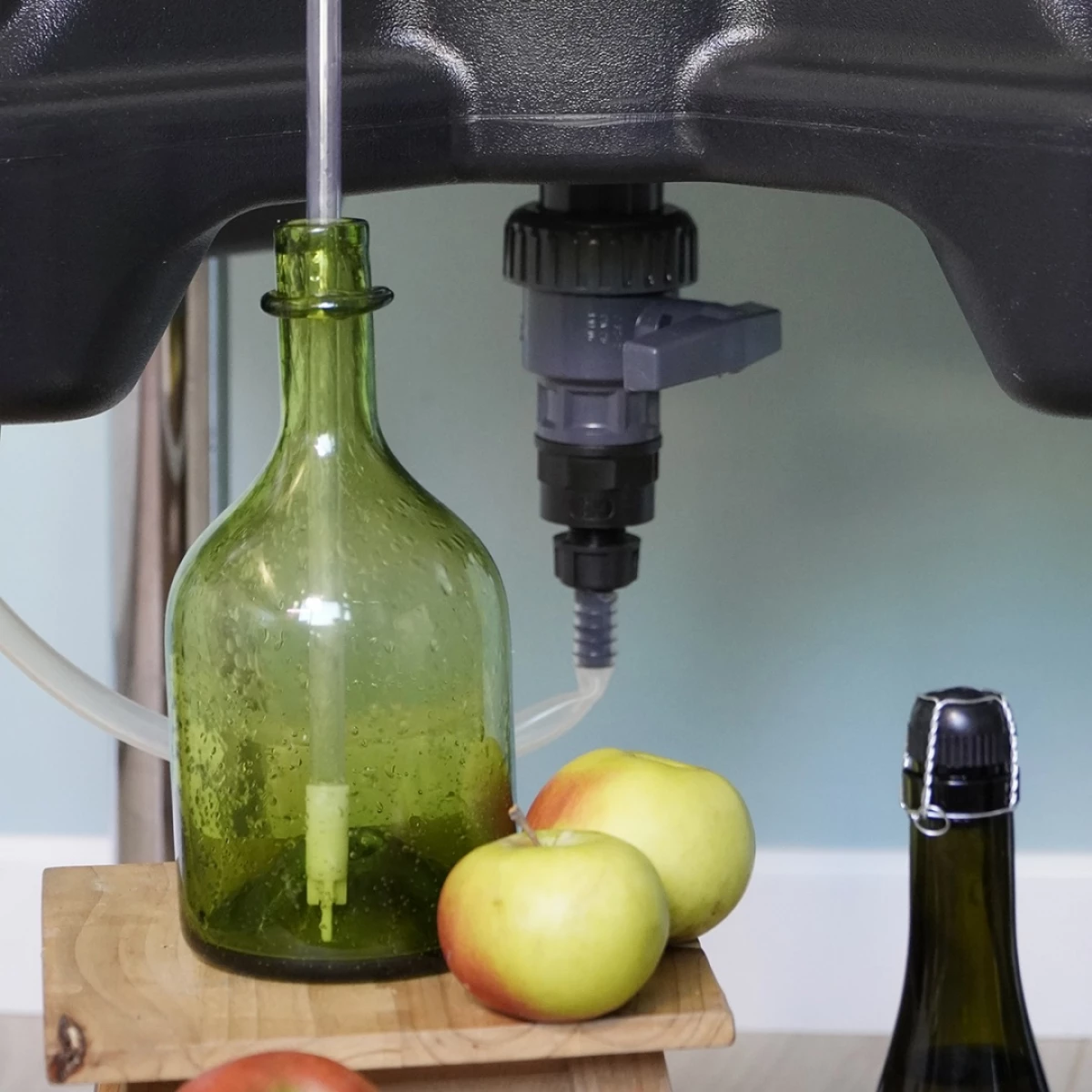 Конусная ёмкость ЦКТ 35 л белая (комплектация премиум) с подставкой 