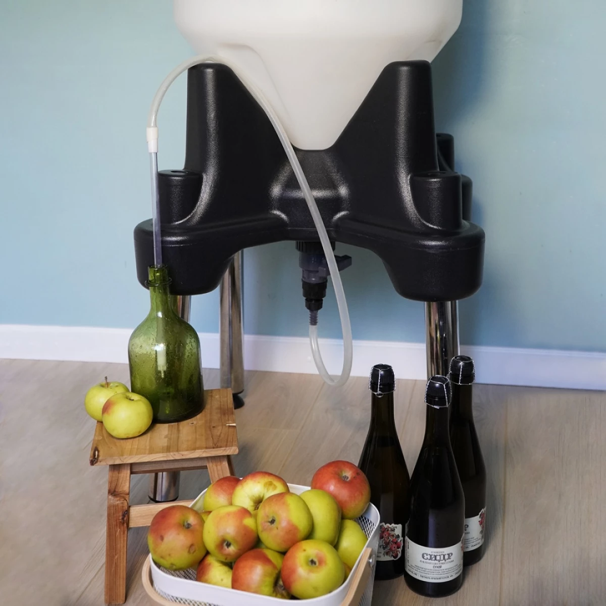 Конусная ёмкость ЦКТ 35 л белая (комплектация премиум) с подставкой 