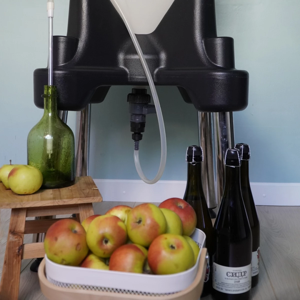 Конусная ёмкость ЦКТ 35 л белая (комплектация премиум) с подставкой 