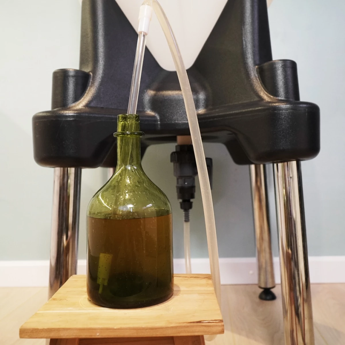 Конусная ёмкость ЦКТ 35 л белая (комплектация премиум) с подставкой 