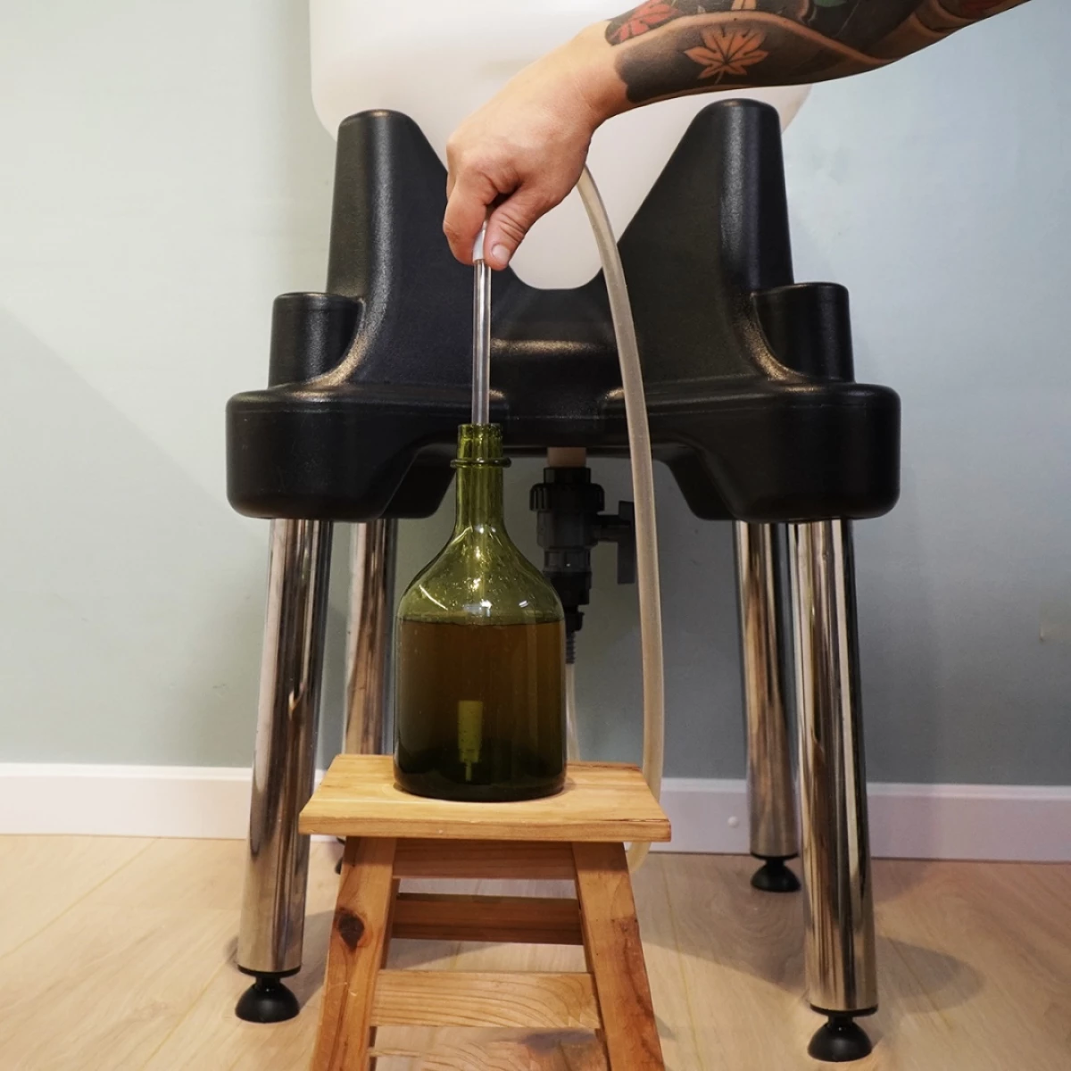 Конусная ёмкость ЦКТ 35 л белая (комплектация премиум) с подставкой 