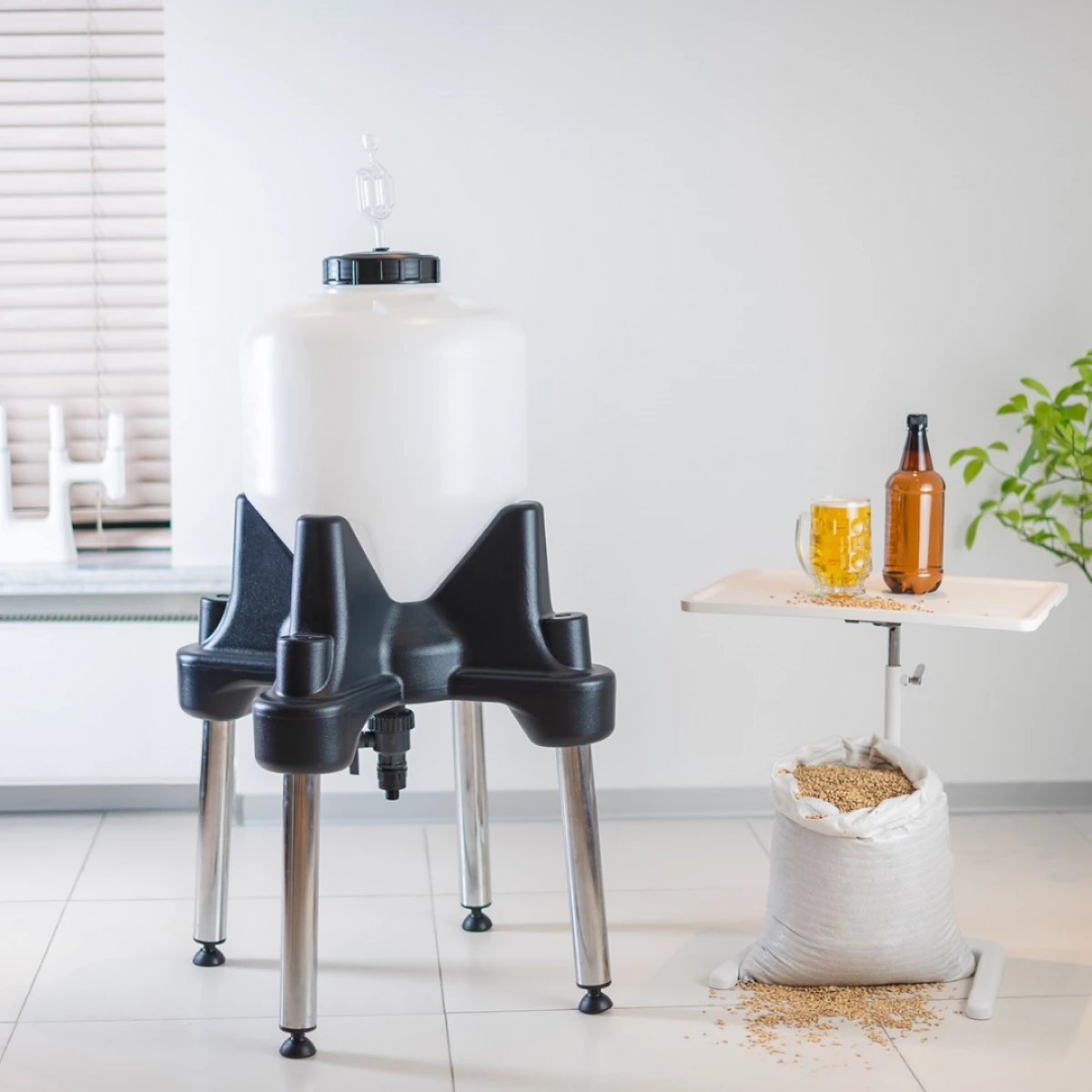 Конусная ёмкость ЦКТ 35 л белая (комплектация премиум) с подставкой 