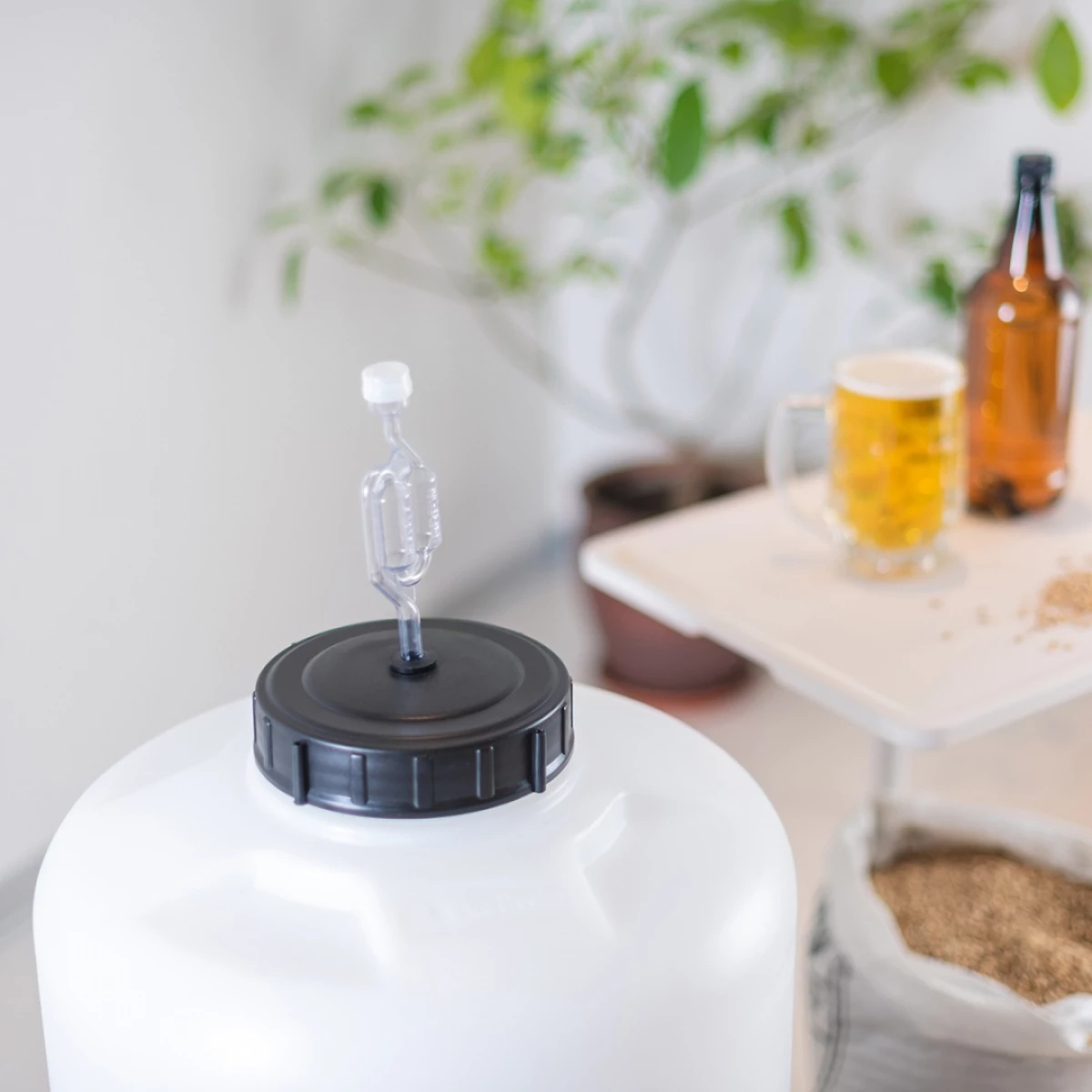 Конусная ёмкость ЦКТ 35 л белая (комплектация премиум) с подставкой 