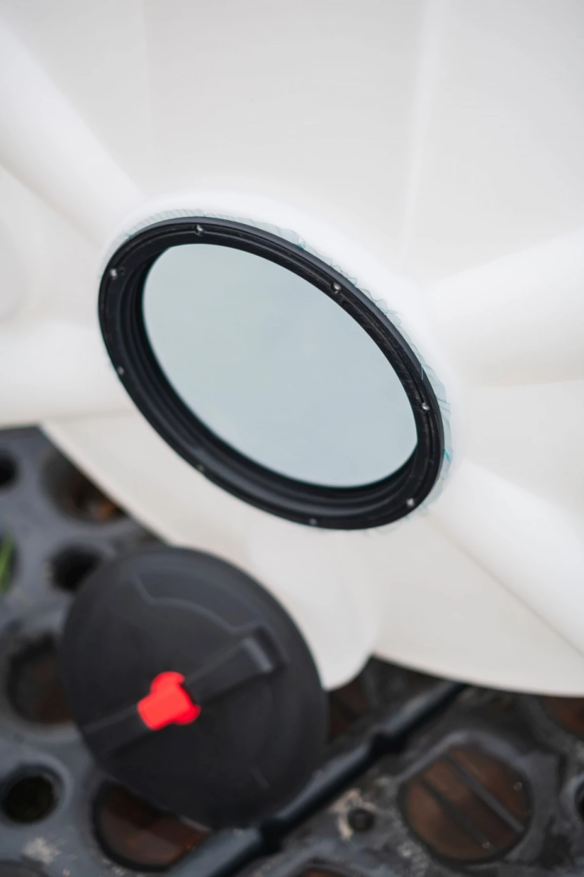 Конусная ёмкость с полным сливом, для хранения веществ с плотностью от 1,0 г/см³