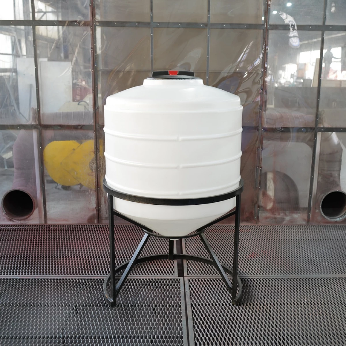 Конусная ёмкость с полным сливом, для хранения веществ с плотностью от 1,0 г/см³