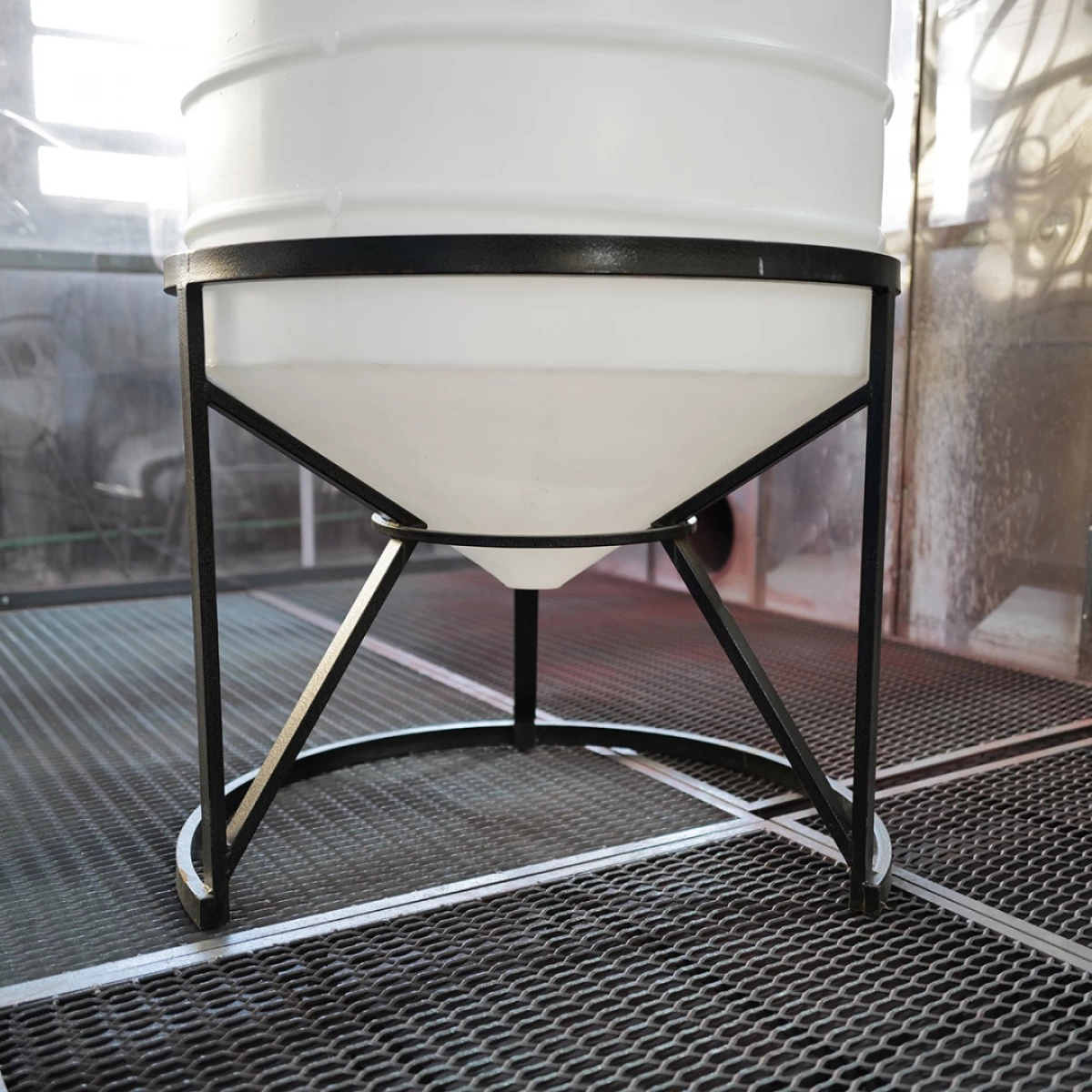 Конусная ёмкость с полным сливом, для хранения веществ с плотностью от 1,0 г/см³