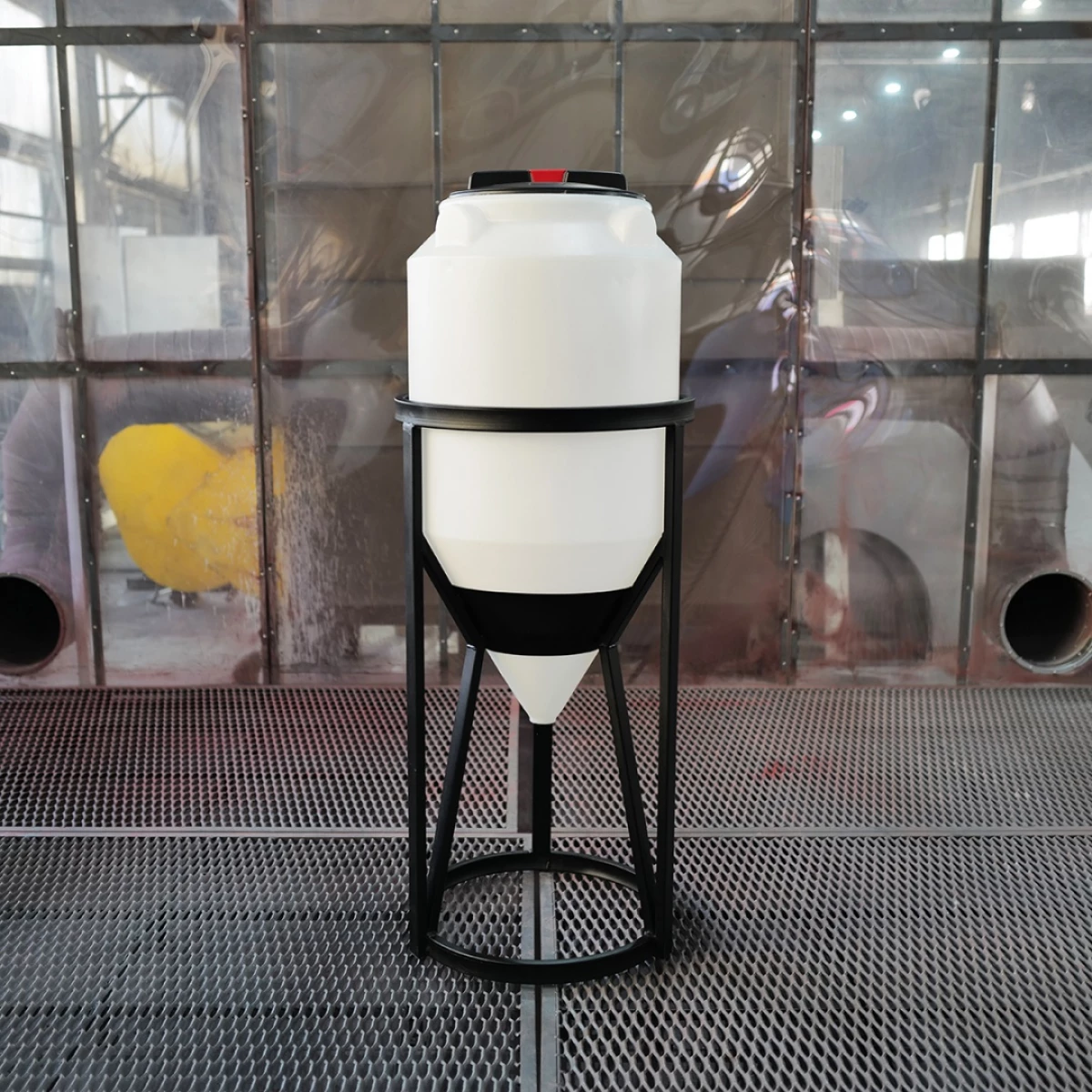 Конусная ёмкость с полным сливом, для хранения веществ с плотностью от 1,0 г/см³