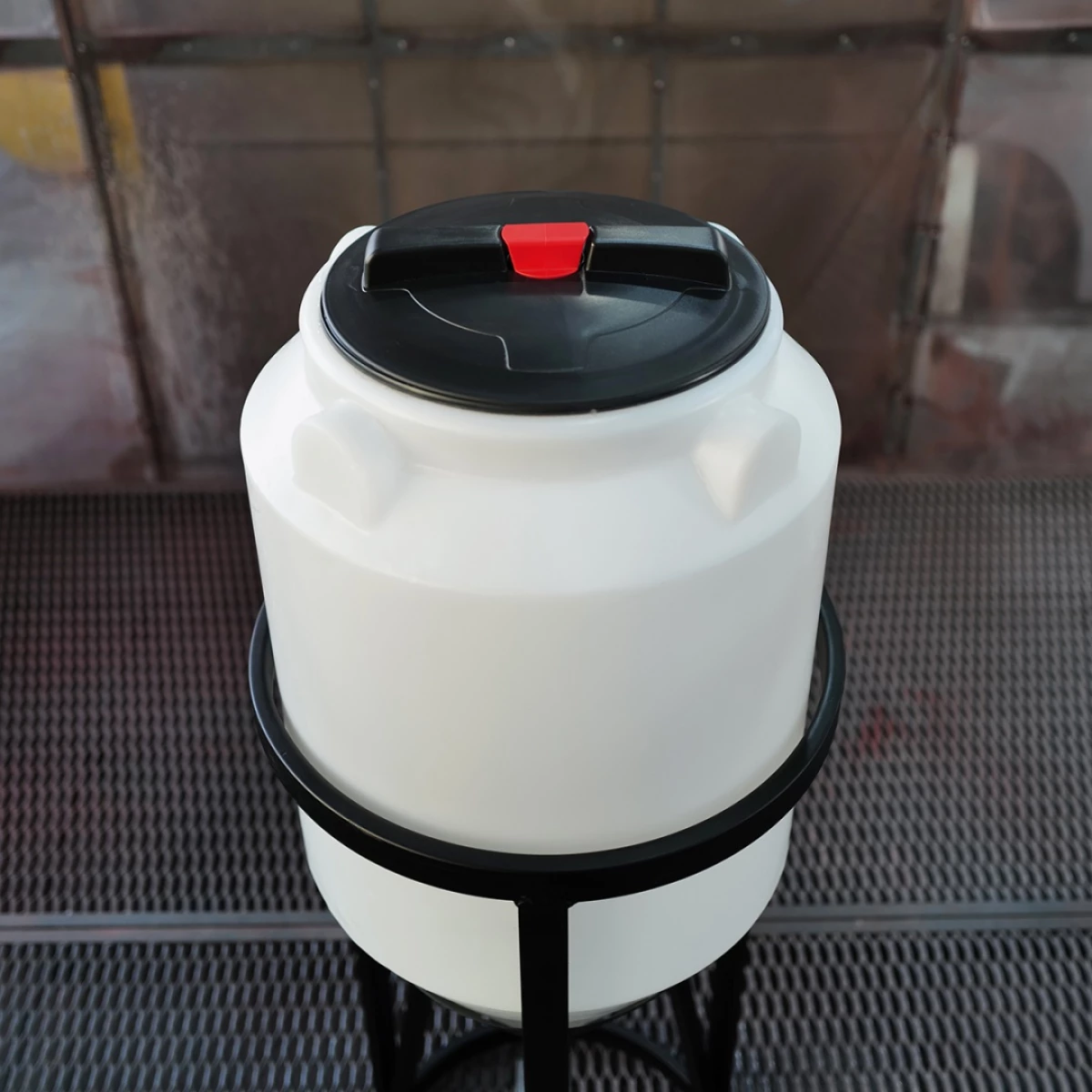 Конусная ёмкость с полным сливом, для хранения веществ с плотностью от 1,0 г/см³