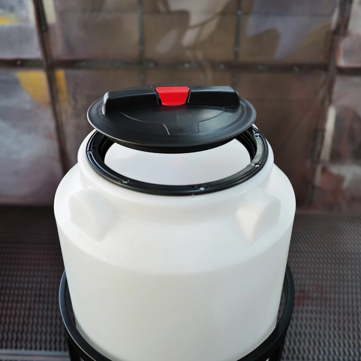 Конусная ёмкость с полным сливом, для хранения веществ с плотностью от 1,0 г/см³