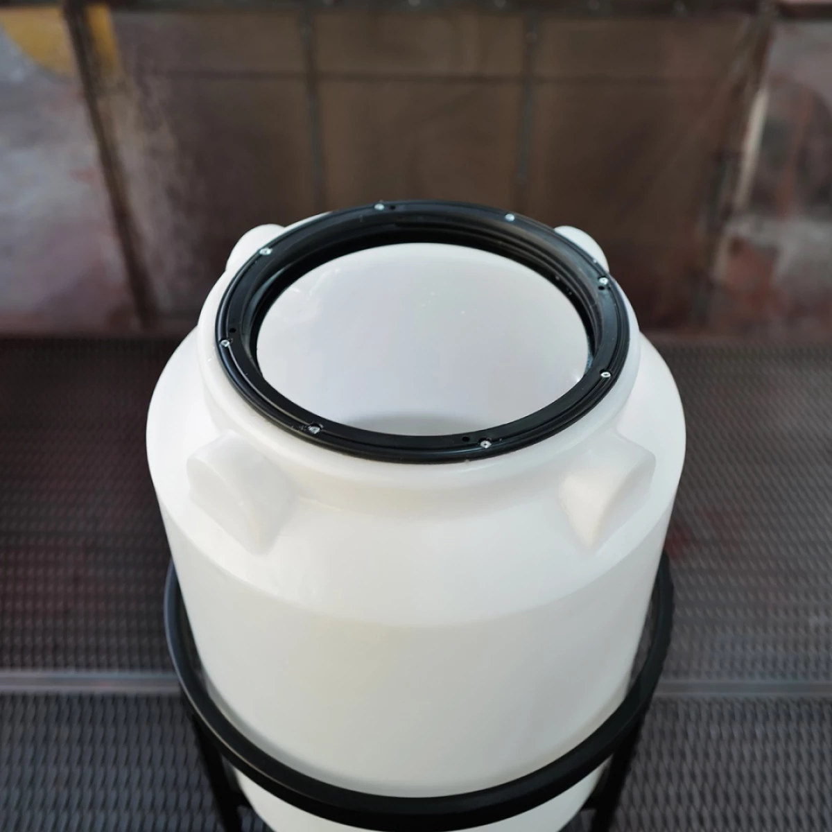 Конусная ёмкость с полным сливом, для хранения веществ с плотностью от 1,0 г/см³