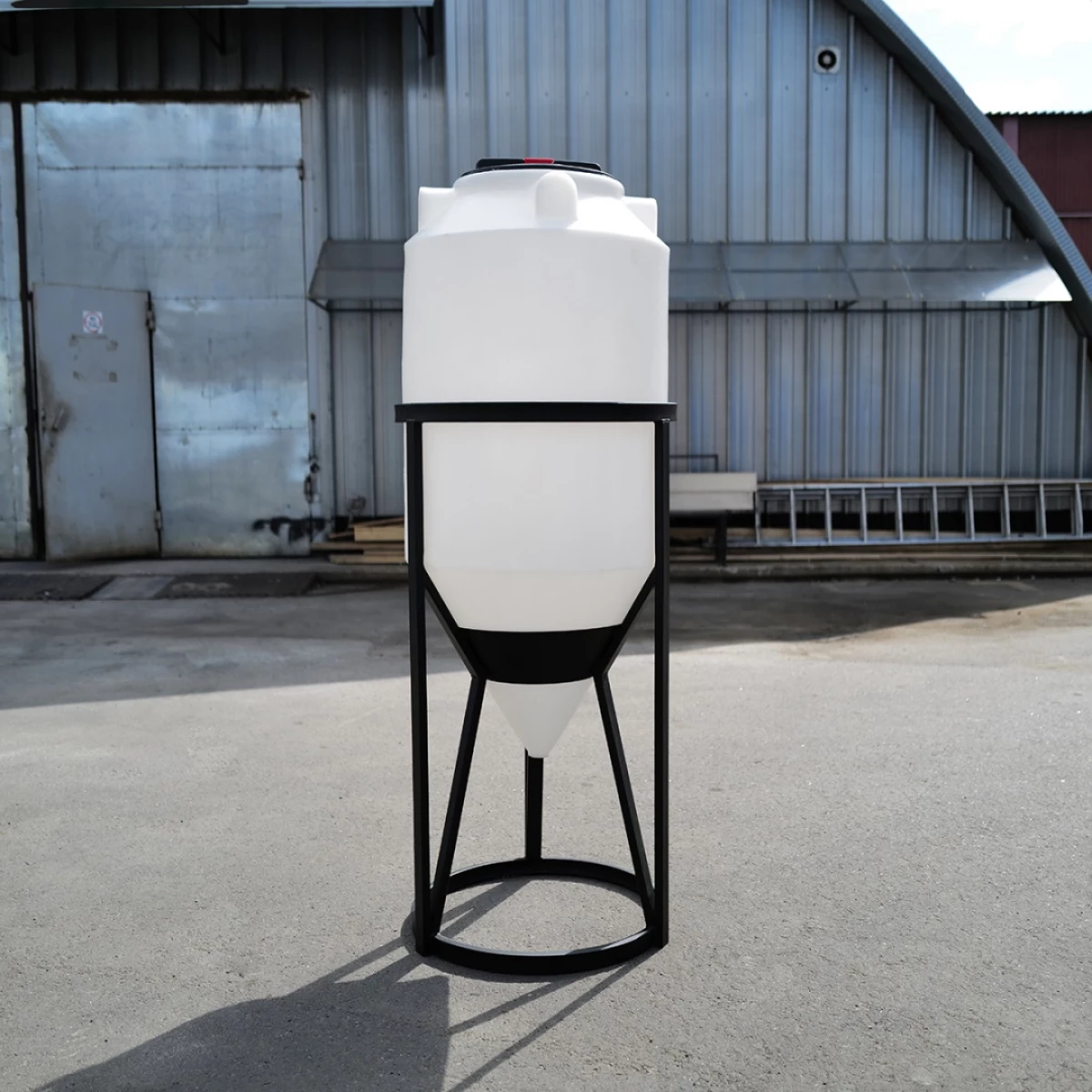 Конусная ёмкость с полным сливом, для хранения веществ с плотностью от 1,0 г/см³