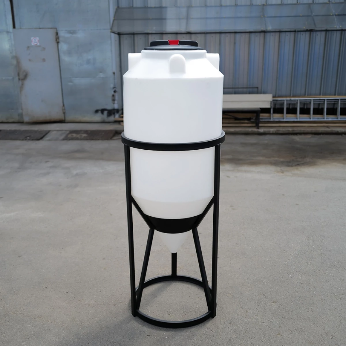 Конусная ёмкость с полным сливом, для хранения веществ с плотностью от 1,0 г/см³