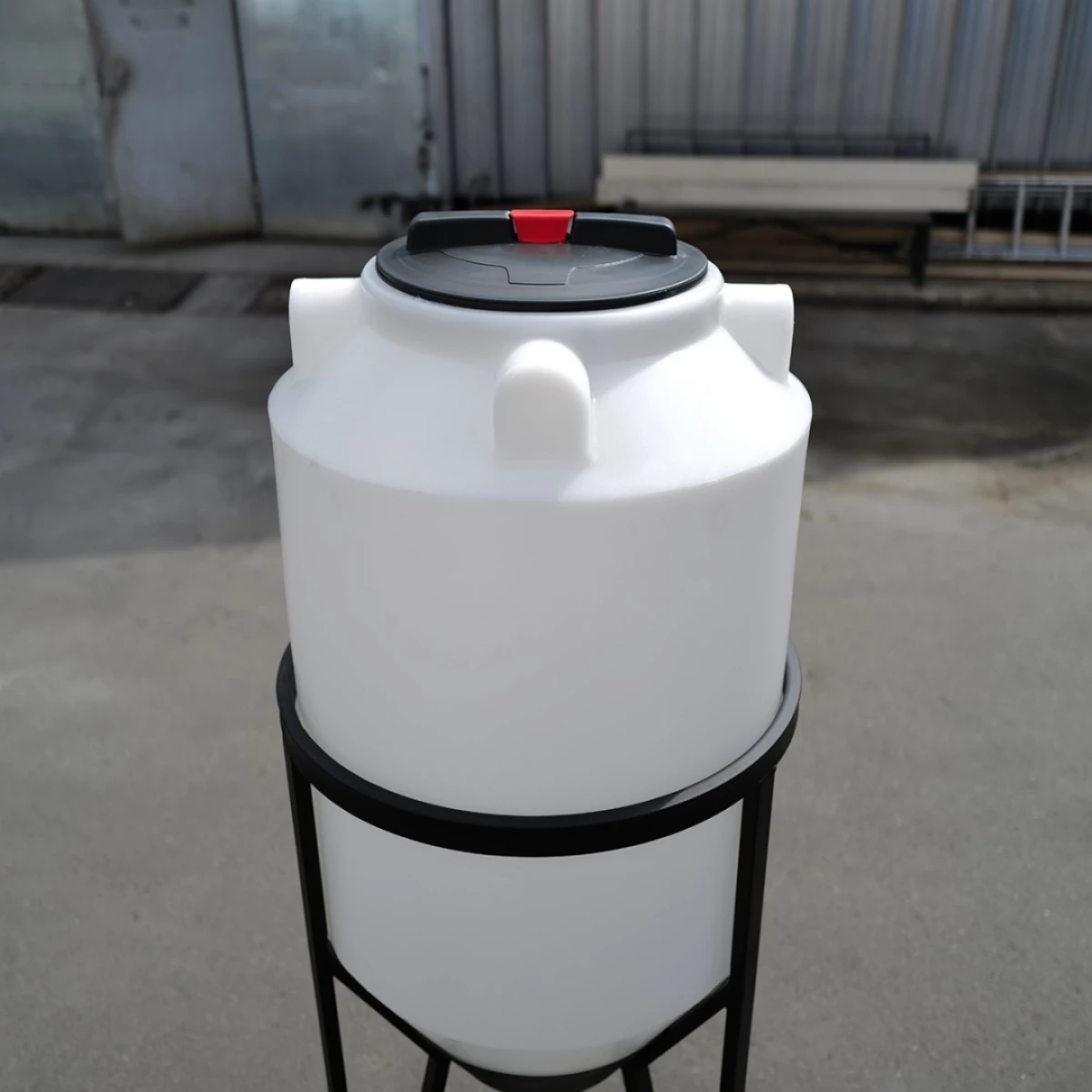 Конусная ёмкость с полным сливом, для хранения веществ с плотностью от 1,0 г/см³