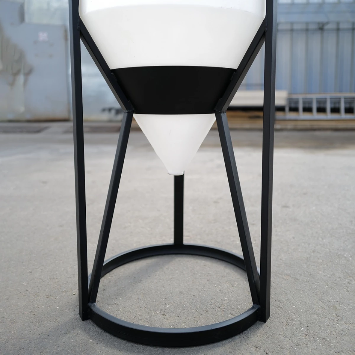 Конусная ёмкость с полным сливом, для хранения веществ с плотностью от 1,0 г/см³