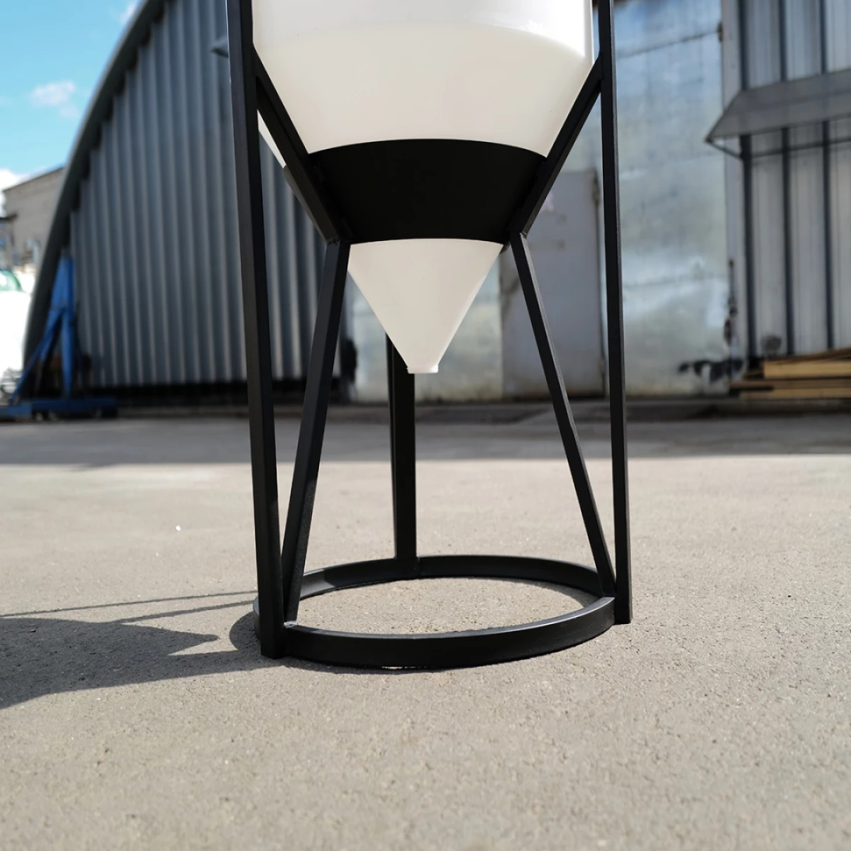 Конусная ёмкость с полным сливом, для хранения веществ с плотностью от 1,0 г/см³