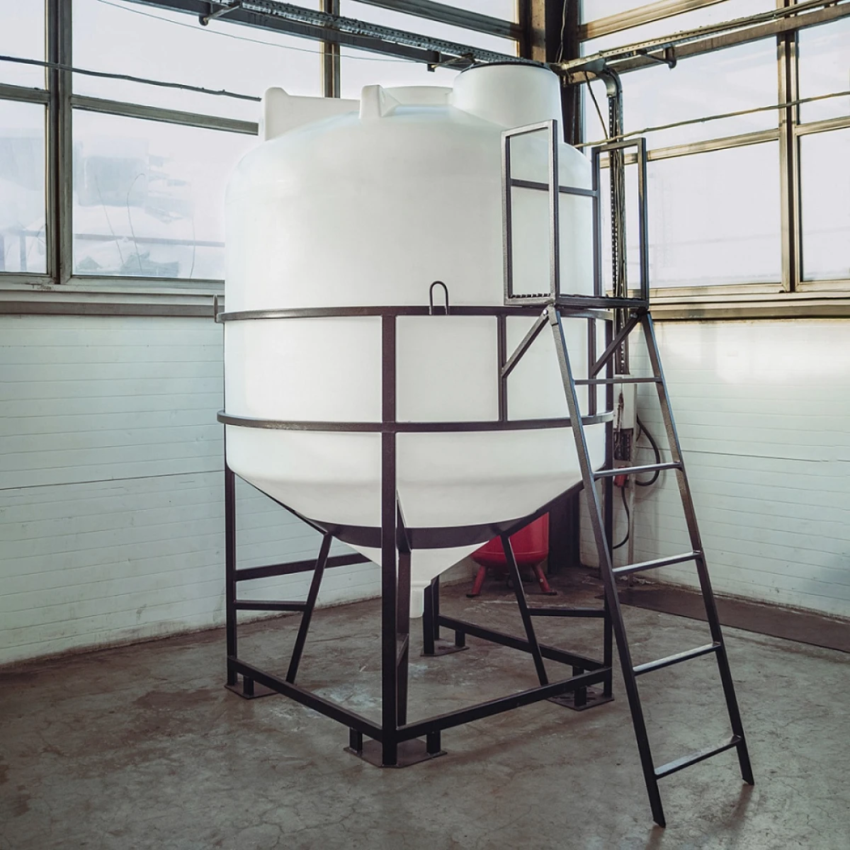 Конусная ёмкость с полным сливом, для хранения веществ с плотностью от 1,0 г/см³