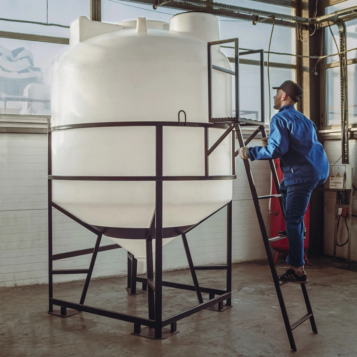 Конусная ёмкость с полным сливом, для хранения веществ с плотностью от 1,0 г/см³