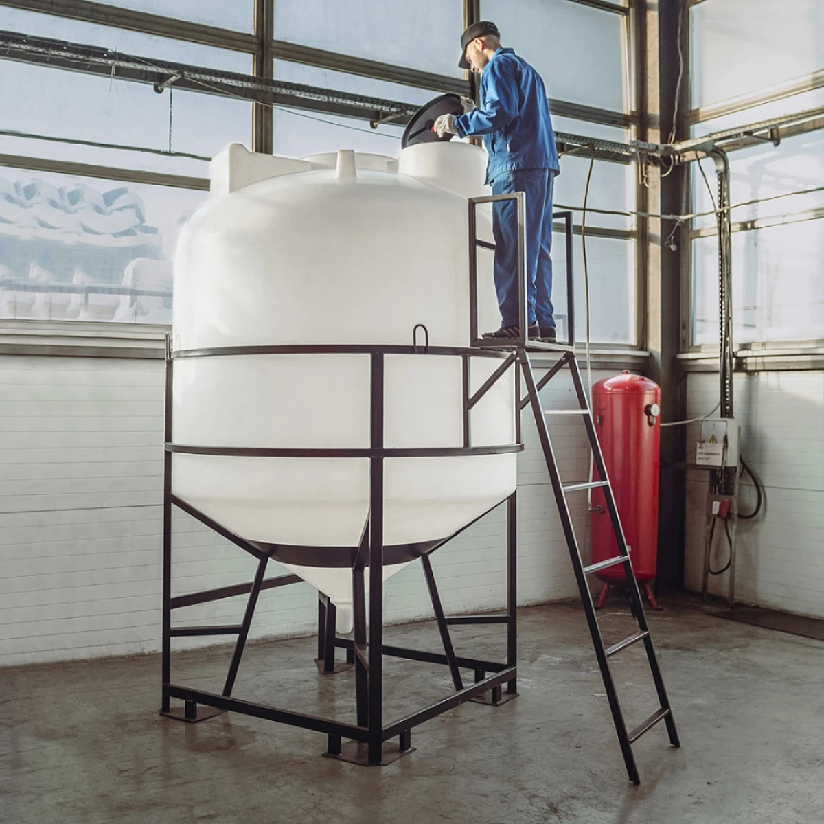 Конусная ёмкость с полным сливом, для хранения веществ с плотностью от 1,0 г/см³