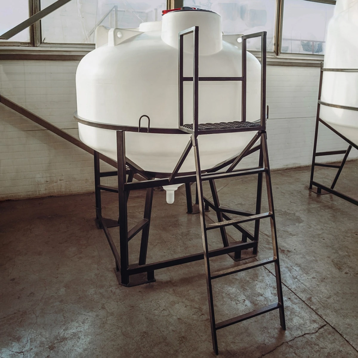 Конусная ёмкость с полным сливом, для хранения веществ с плотностью от 1,0 г/см³