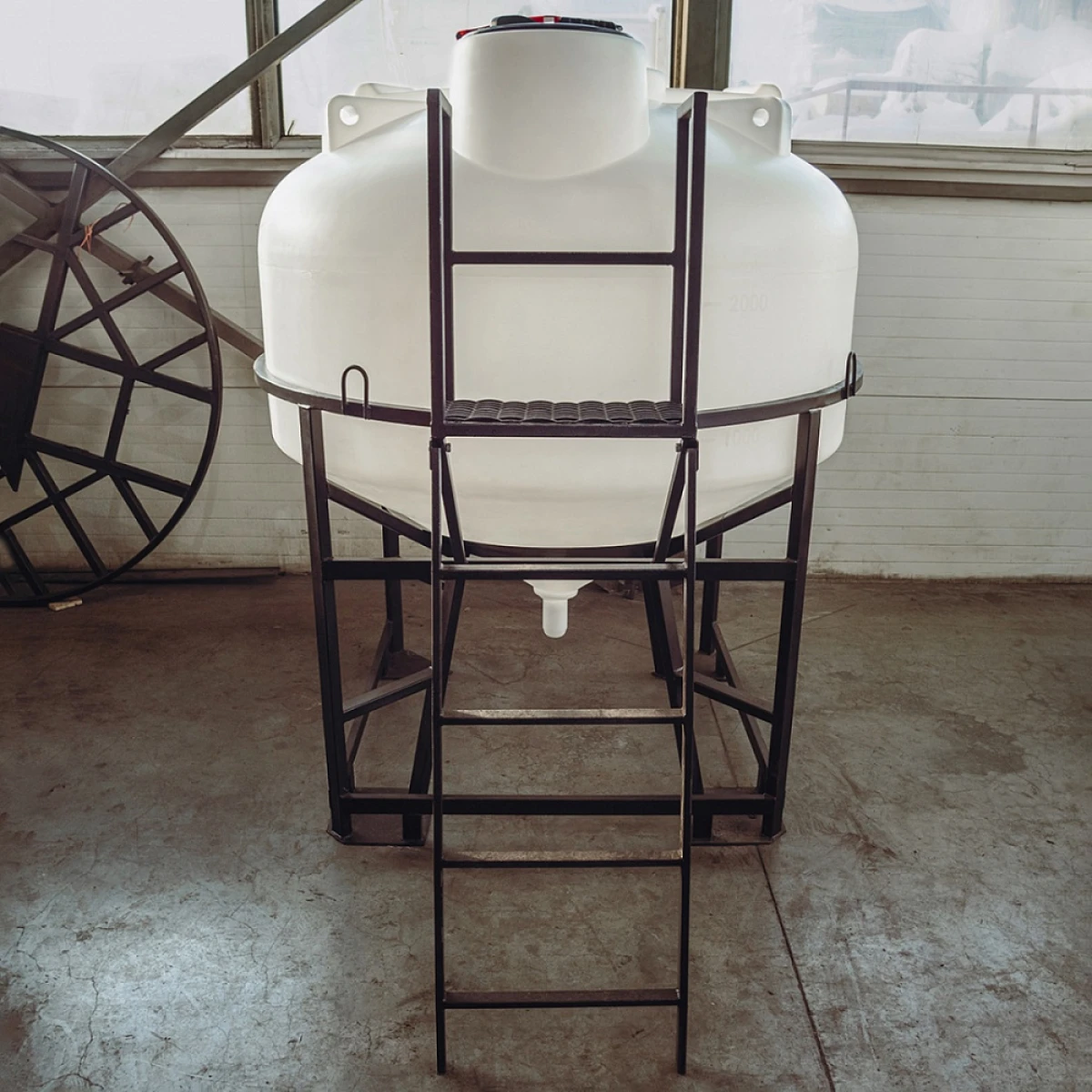 Конусная ёмкость с полным сливом, для хранения веществ с плотностью от 1,0 г/см³