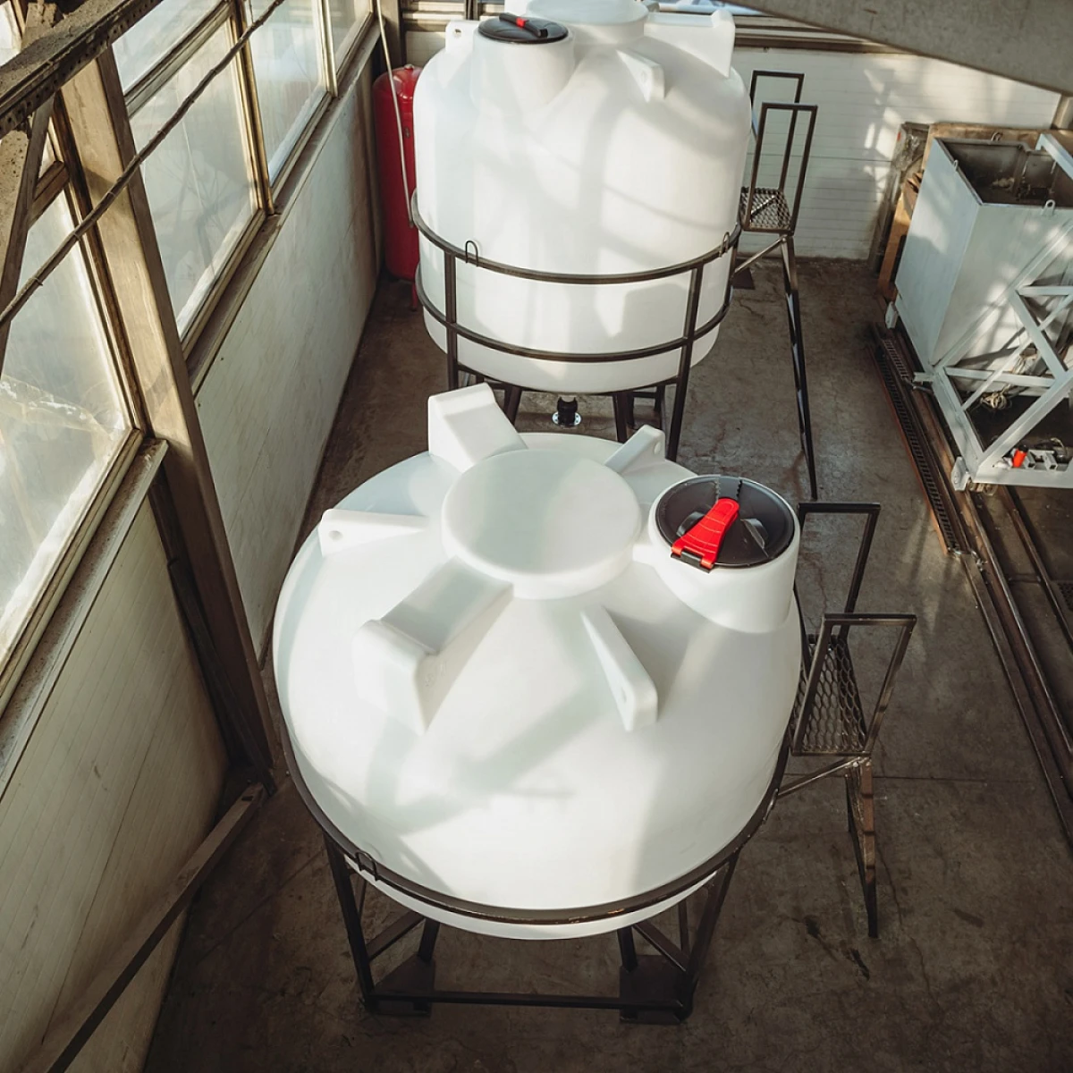 Конусная ёмкость с полным сливом, для хранения веществ с плотностью от 1,0 г/см³