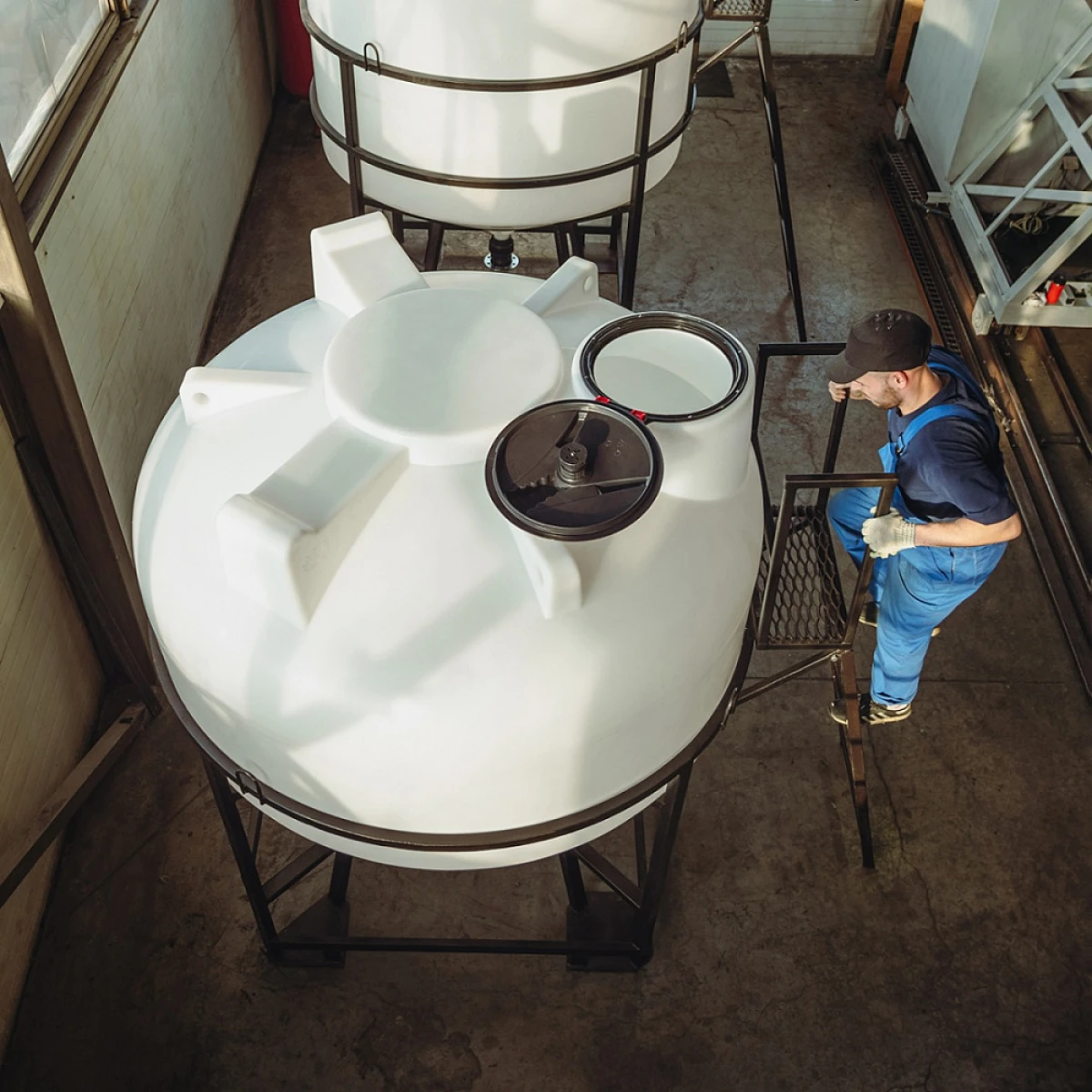 Конусная ёмкость с полным сливом, для хранения веществ с плотностью от 1,0 г/см³